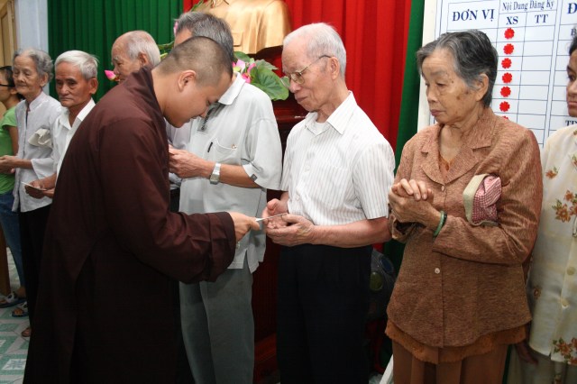 Hội từ thiện Đạo Phật Ngày Nay chăm lo tết cho người nghèo P. 2, Q. Phú Nhuận