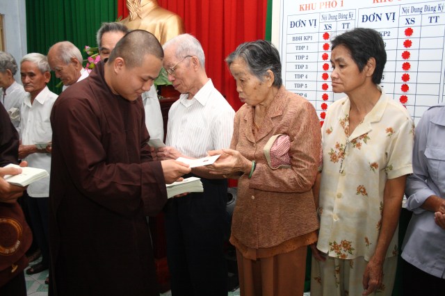 Hội từ thiện Đạo Phật Ngày Nay chăm lo tết cho người nghèo P. 2, Q. Phú Nhuận