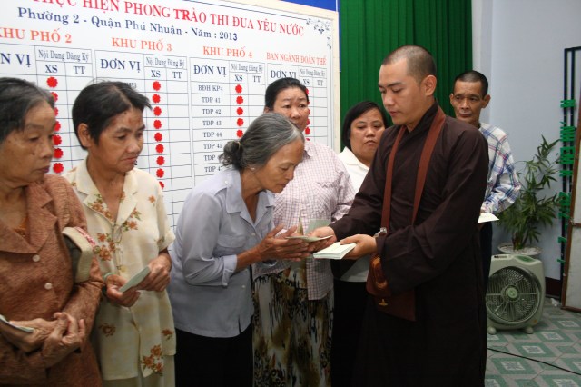 Hội từ thiện Đạo Phật Ngày Nay chăm lo tết cho người nghèo P. 2, Q. Phú Nhuận