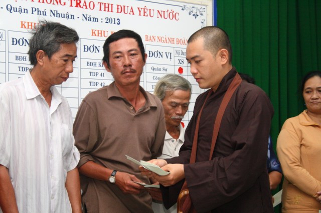 Hội từ thiện Đạo Phật Ngày Nay chăm lo tết cho người nghèo P. 2, Q. Phú Nhuận