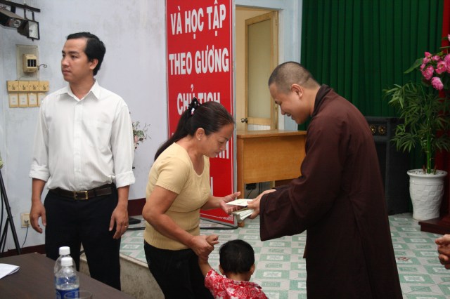 Hội từ thiện Đạo Phật Ngày Nay chăm lo tết cho người nghèo P. 2, Q. Phú Nhuận