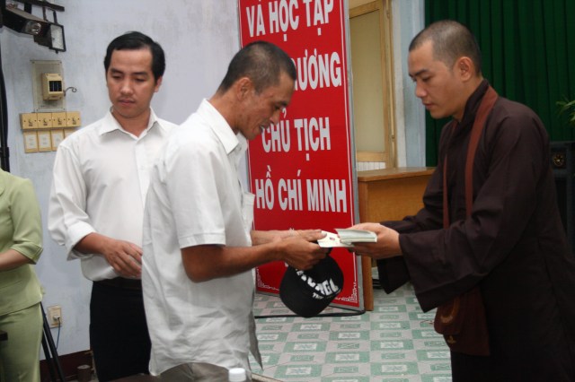 Hội từ thiện Đạo Phật Ngày Nay chăm lo tết cho người nghèo P. 2, Q. Phú Nhuận