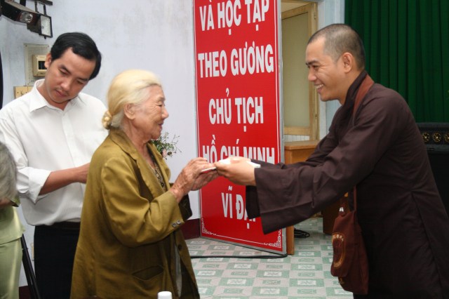 Hội từ thiện Đạo Phật Ngày Nay chăm lo tết cho người nghèo P. 2, Q. Phú Nhuận