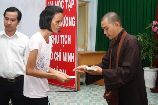 Hội từ thiện Đạo Phật Ngày Nay chăm lo tết cho người nghèo P. 2, Q. Phú Nhuận