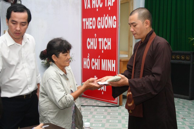 Hội từ thiện Đạo Phật Ngày Nay chăm lo tết cho người nghèo P. 2, Q. Phú Nhuận