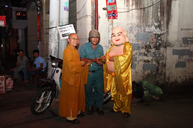 Năm 2012 – Nụ cười Di Lặc đã mang quà đến tận tay người nghèo