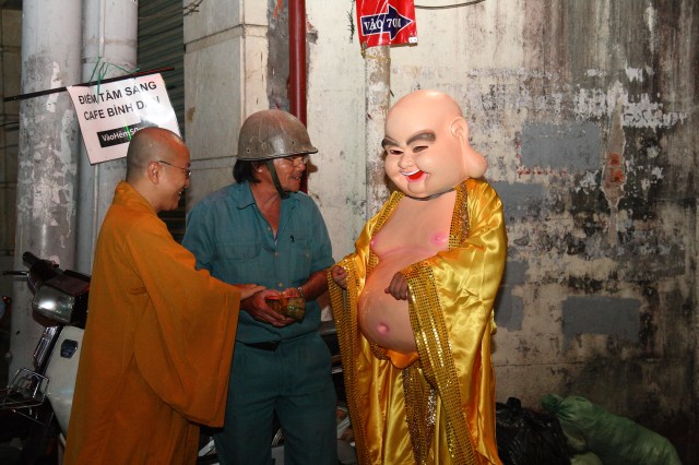 Năm 2012 – Nụ cười Di Lặc đã mang quà đến tận tay người nghèo