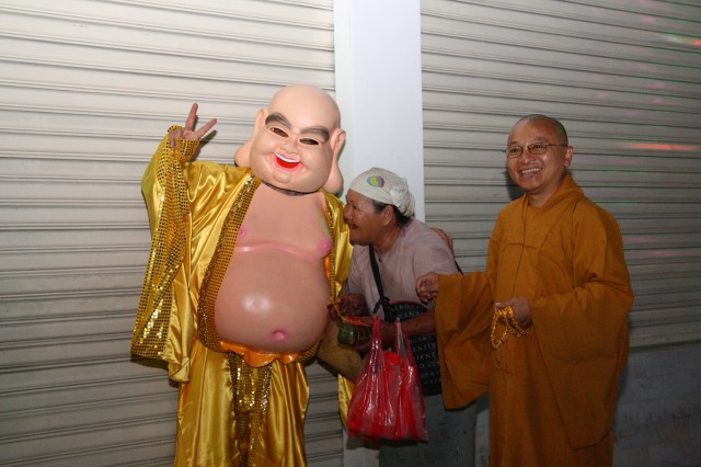 Năm 2012 – Nụ cười Di Lặc đã mang quà đến tận tay người nghèo