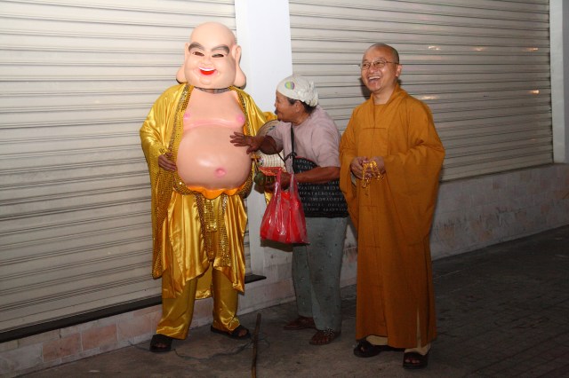Năm 2012 – Nụ cười Di Lặc đã mang quà đến tận tay người nghèo