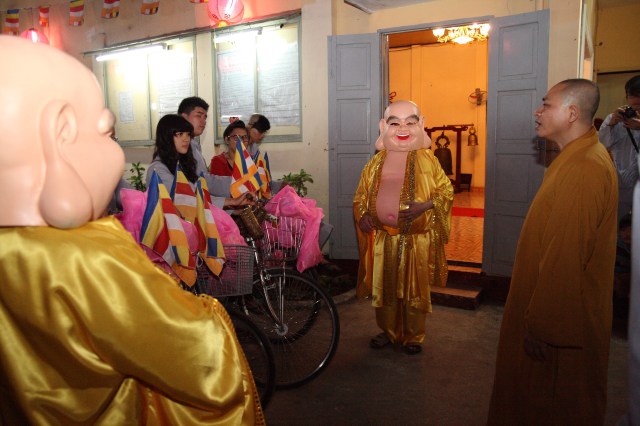 Năm 2012 – Nụ cười Di Lặc đã mang quà đến tận tay người nghèo