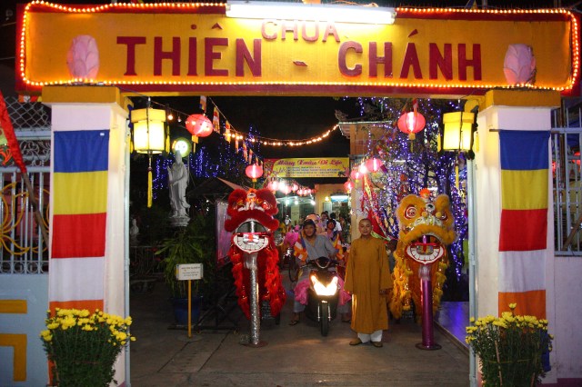 Năm 2012 – Nụ cười Di Lặc đã mang quà đến tận tay người nghèo