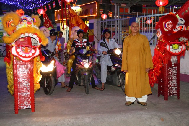 Năm 2012 – Nụ cười Di Lặc đã mang quà đến tận tay người nghèo