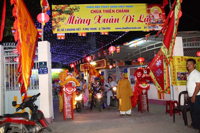 Năm 2012 – Nụ cười Di Lặc đã mang quà đến tận tay người nghèo