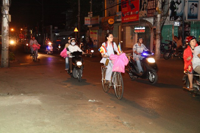 Năm 2012 – Nụ cười Di Lặc đã mang quà đến tận tay người nghèo