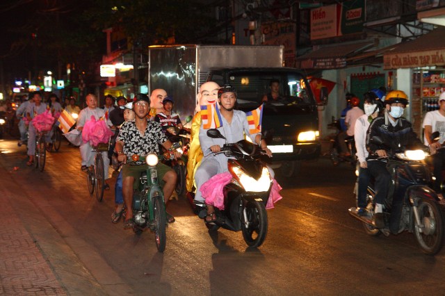 Năm 2012 – Nụ cười Di Lặc đã mang quà đến tận tay người nghèo