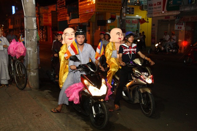 Năm 2012 – Nụ cười Di Lặc đã mang quà đến tận tay người nghèo