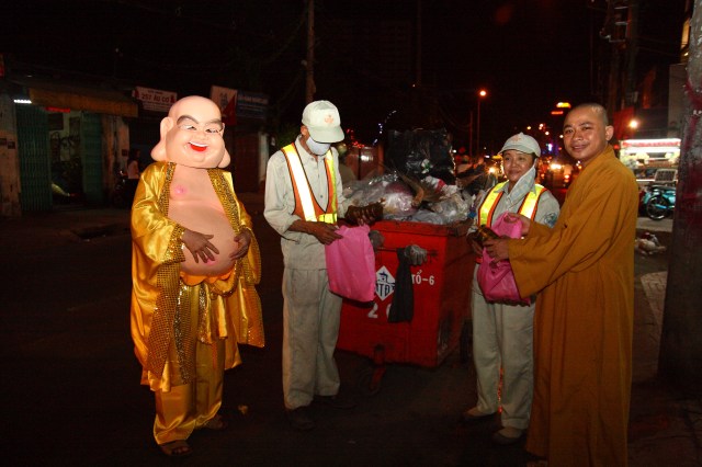 Năm 2012 – Nụ cười Di Lặc đã mang quà đến tận tay người nghèo