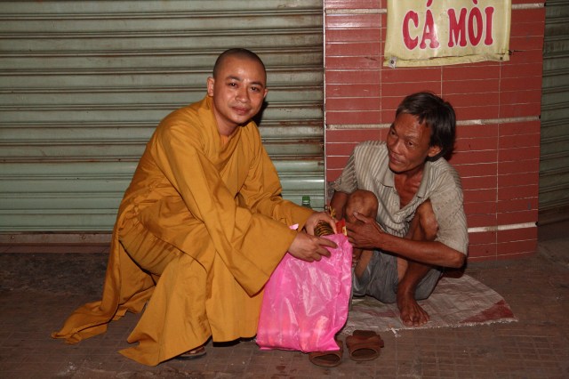 Năm 2012 – Nụ cười Di Lặc đã mang quà đến tận tay người nghèo