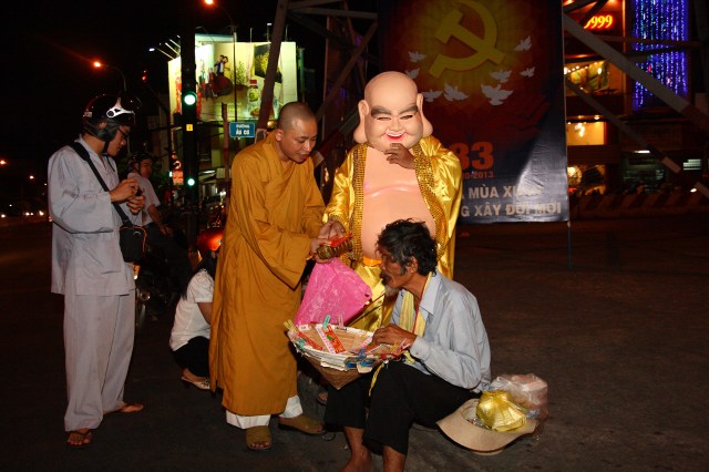 Năm 2012 – Nụ cười Di Lặc đã mang quà đến tận tay người nghèo