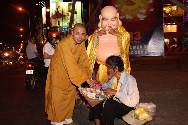 Năm 2012 – Nụ cười Di Lặc đã mang quà đến tận tay người nghèo
