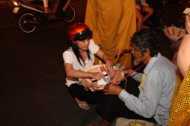 Năm 2012 – Nụ cười Di Lặc đã mang quà đến tận tay người nghèo