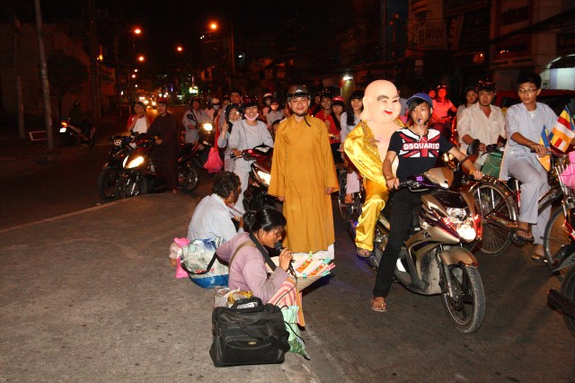 Năm 2012 – Nụ cười Di Lặc đã mang quà đến tận tay người nghèo
