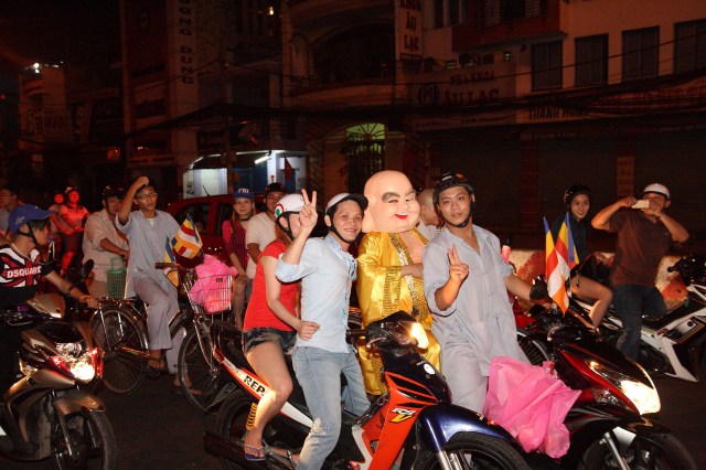 Năm 2012 – Nụ cười Di Lặc đã mang quà đến tận tay người nghèo