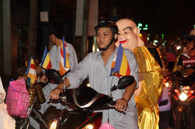 Năm 2012 – Nụ cười Di Lặc đã mang quà đến tận tay người nghèo