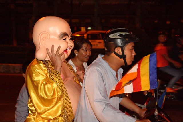 Năm 2012 – Nụ cười Di Lặc đã mang quà đến tận tay người nghèo