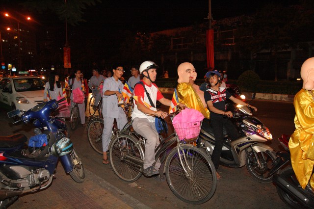 Năm 2012 – Nụ cười Di Lặc đã mang quà đến tận tay người nghèo