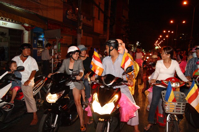 Năm 2012 – Nụ cười Di Lặc đã mang quà đến tận tay người nghèo