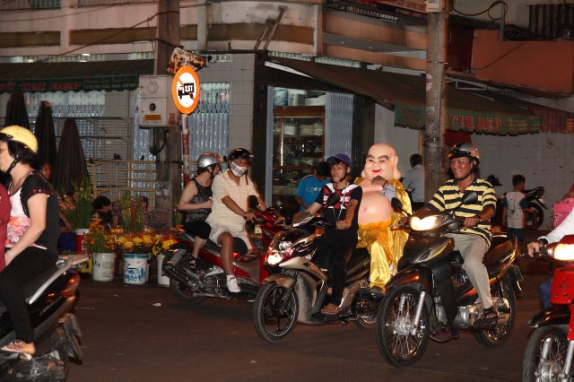 Năm 2012 – Nụ cười Di Lặc đã mang quà đến tận tay người nghèo