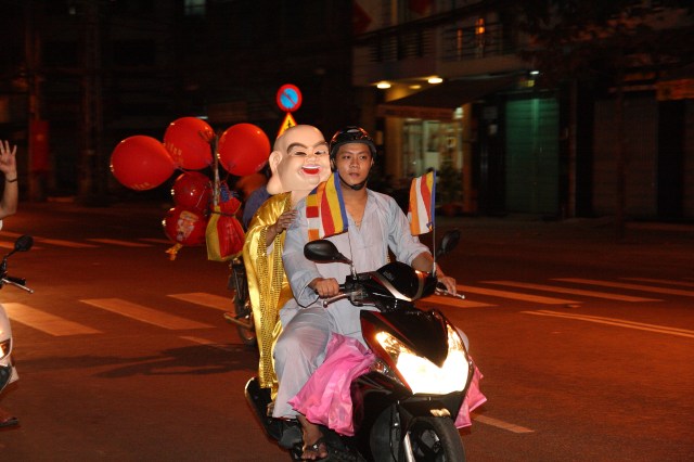 Năm 2012 – Nụ cười Di Lặc đã mang quà đến tận tay người nghèo