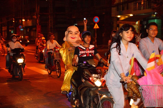 Năm 2012 – Nụ cười Di Lặc đã mang quà đến tận tay người nghèo