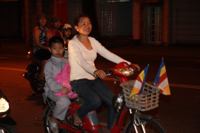 Năm 2012 – Nụ cười Di Lặc đã mang quà đến tận tay người nghèo