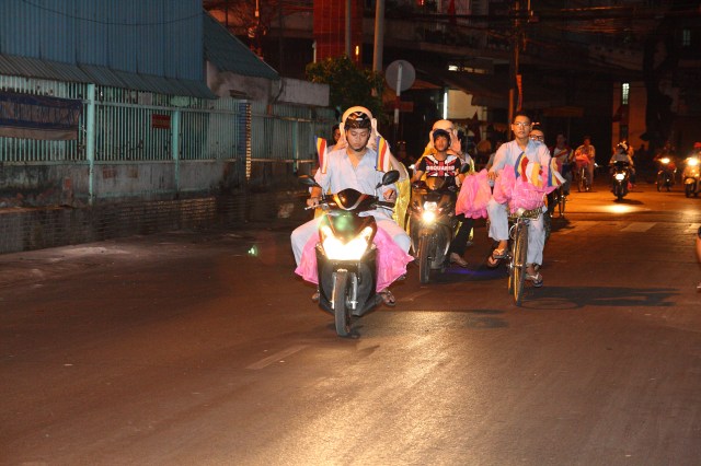Năm 2012 – Nụ cười Di Lặc đã mang quà đến tận tay người nghèo
