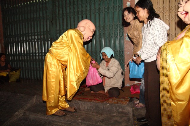 Năm 2012 – Nụ cười Di Lặc đã mang quà đến tận tay người nghèo