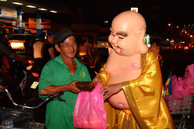 Năm 2012 – Nụ cười Di Lặc đã mang quà đến tận tay người nghèo
