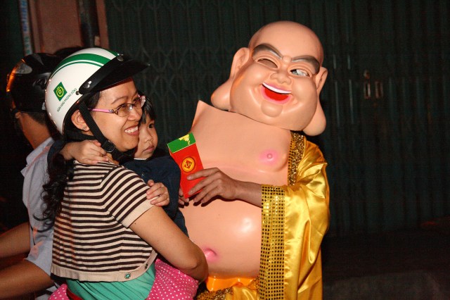 Năm 2012 – Nụ cười Di Lặc đã mang quà đến tận tay người nghèo