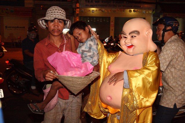 Năm 2012 – Nụ cười Di Lặc đã mang quà đến tận tay người nghèo