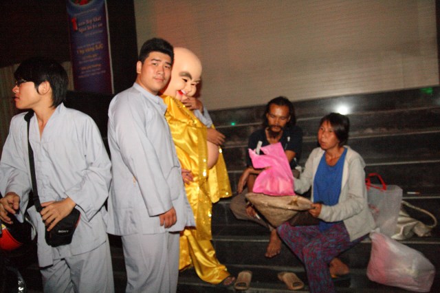 Năm 2012 – Nụ cười Di Lặc đã mang quà đến tận tay người nghèo