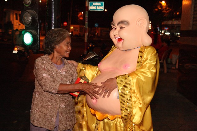 Năm 2012 – Nụ cười Di Lặc đã mang quà đến tận tay người nghèo