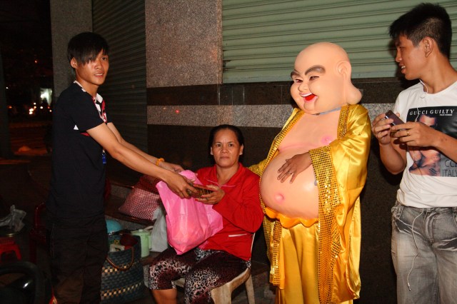 Năm 2012 – Nụ cười Di Lặc đã mang quà đến tận tay người nghèo