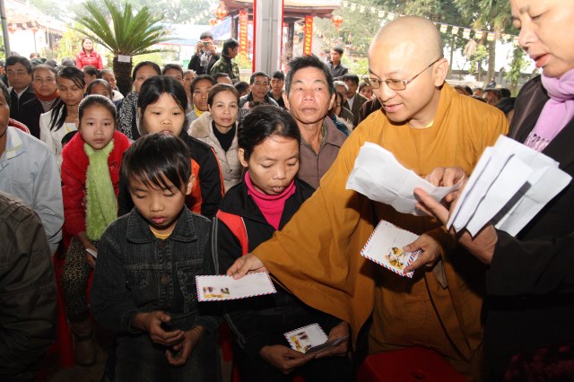 Hội từ thiện Đạo Phật Ngày Nay giúp đỡ người nghèo tại Hà Tĩnh
