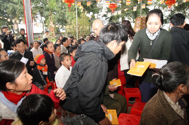 Hội từ thiện Đạo Phật Ngày Nay giúp đỡ người nghèo tại Hà Tĩnh