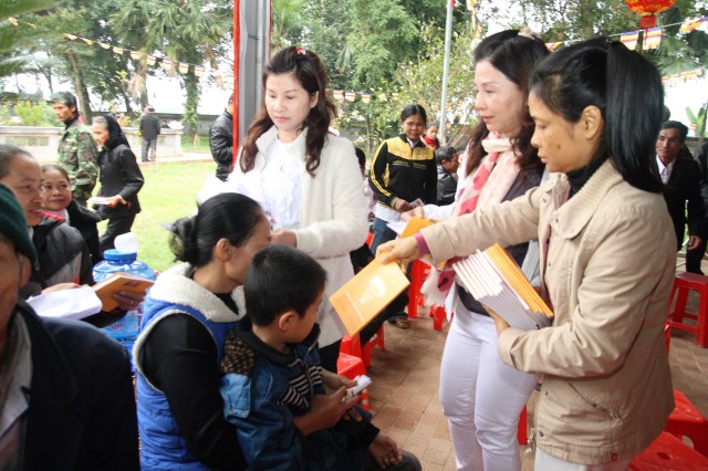Hội từ thiện Đạo Phật Ngày Nay giúp đỡ người nghèo tại Hà Tĩnh
