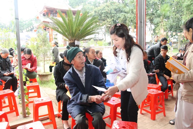 Hội từ thiện Đạo Phật Ngày Nay giúp đỡ người nghèo tại Hà Tĩnh