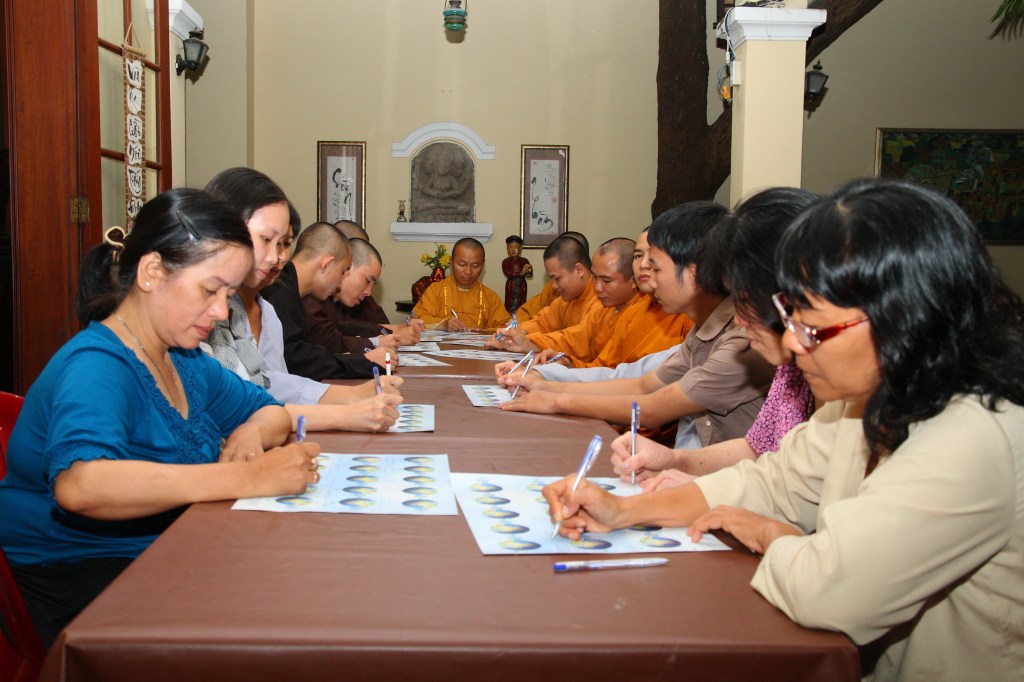 Giờ Trái Đất 2013: Đông đảo Phật tử tham gia ký tên vào hiệp ước &quot;Bảo vệ môi trường Xanh - Sạch - Đẹp&quot;