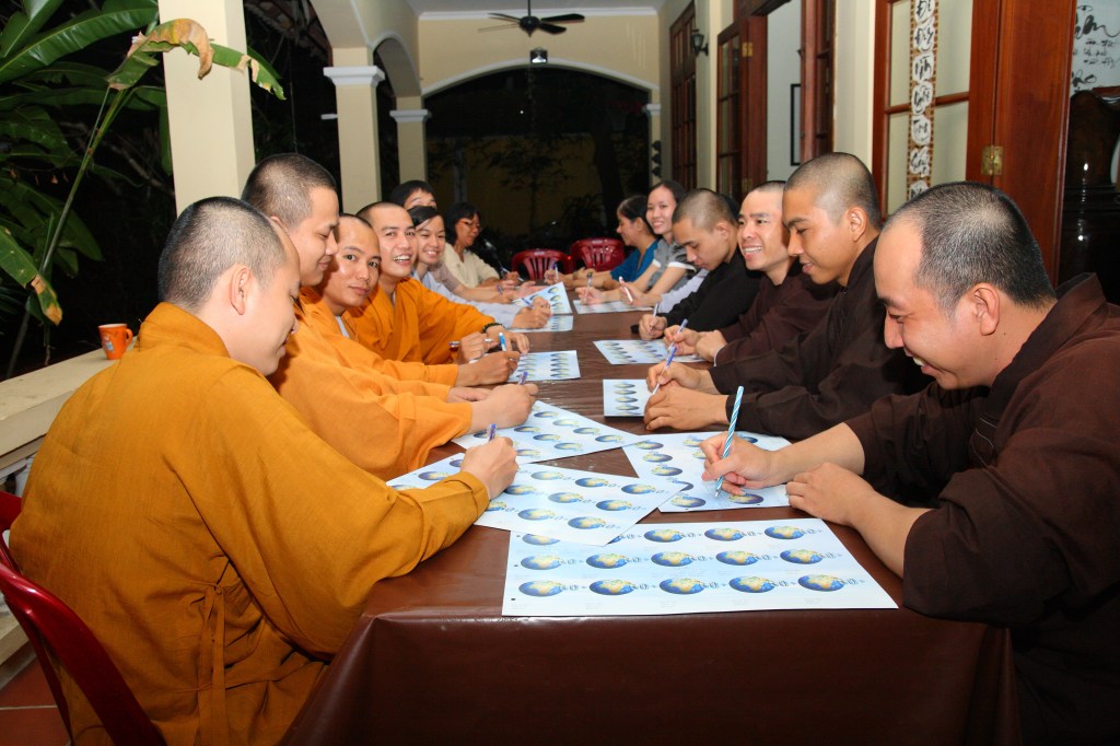 Giờ Trái Đất 2013: Đông đảo Phật tử tham gia ký tên vào hiệp ước &quot;Bảo vệ môi trường Xanh - Sạch - Đẹp&quot;