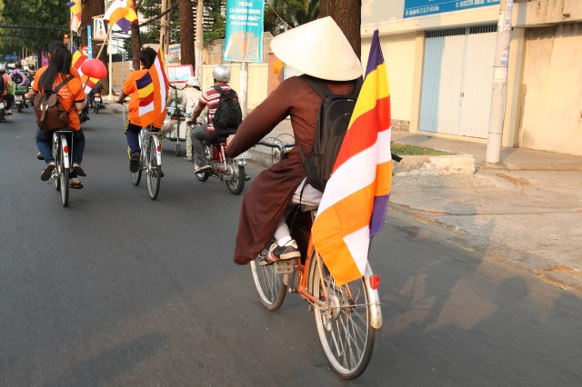 Tăng Ni trẻ tình nguyện đạp xe kêu gọi bảo vệ môi trường